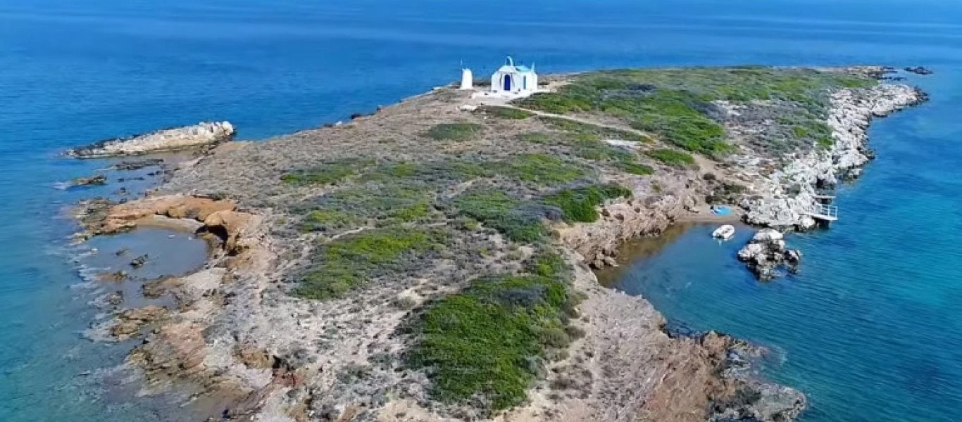 Το μοναχικό εκκλησάκι σε ένα μικρό νησί στο Βραυρώνα Αττικής (βίντεο)